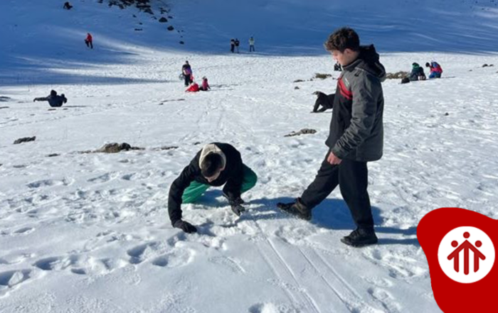 Ragazzi del DBWeekend che giocano sulla neve