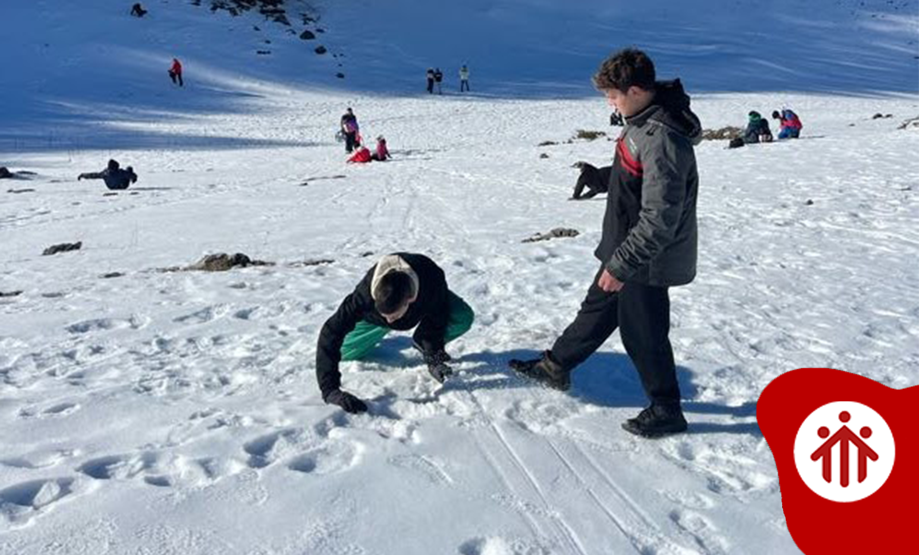 Ragazzi del DBWeekend che giocano sulla neve